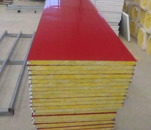 红色彩钢板成为农村新风景