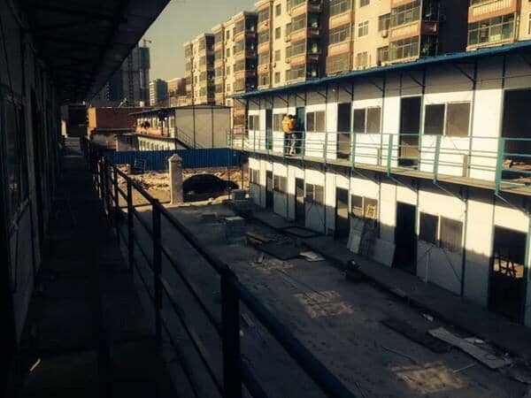 美一女学生读研自建活动房宿舍