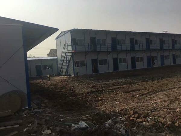 夹芯板活动房的性能是比较优越的