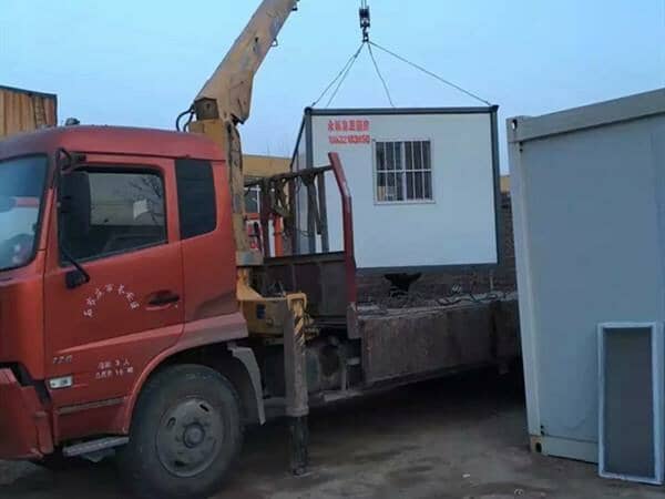 工人住进集装箱 工地到哪家到哪