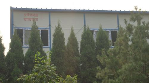 移动活动房与绿色的树木为伴