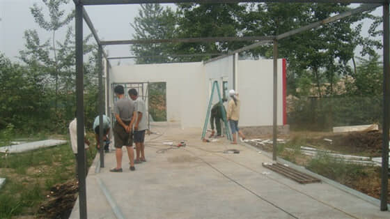 房屋结构为室内钢架，外面铺设彩钢板图