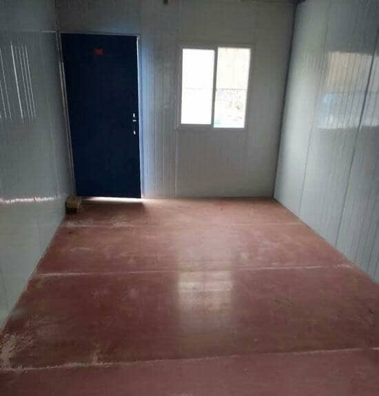 正面设置为一个门与一个窗户