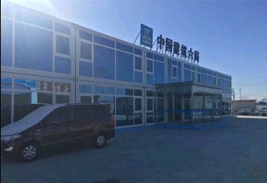 房屋为双开地弹簧门