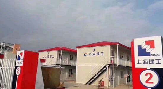 屋顶呈四坡五脊造型