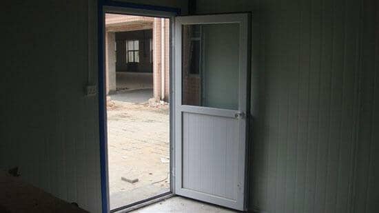 门为白色塑钢平开门，门框套为蓝色