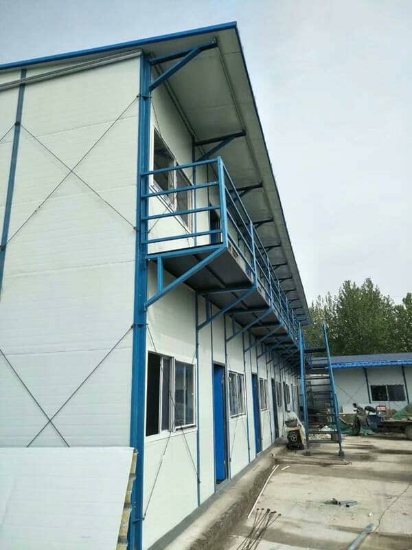 活动板房里的“经济适用男”