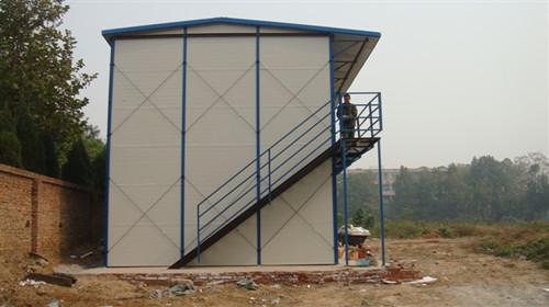 侧面看过去，移动活动房高大庄严