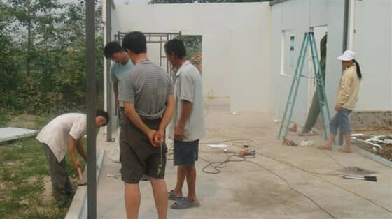 房屋框架外面铺设U型彩钢地槽图