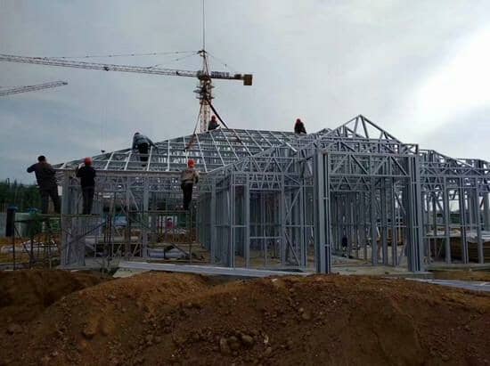 密密麻麻的轻钢型材拼装而成的活动房具有抗震抗风性极强等特点