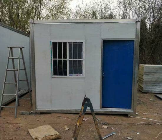 窗户为带防盗网的，门为蓝色防盗门