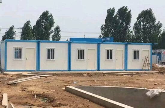 挑檐1m，可以有效的遮风挡雨，可以有效的抵挡太阳的暴晒