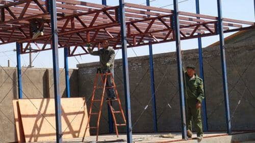 柱子与柱子之间都采用拉条交叉拉住，以保证房屋不会摇晃