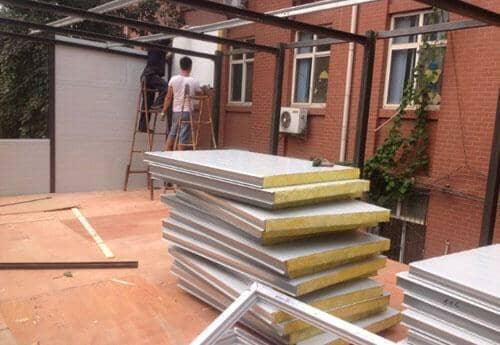 安装活动房隔断板