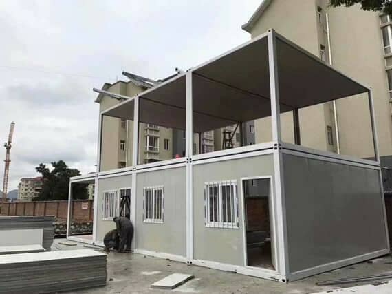 在难民营帮助难民的集装箱活动房