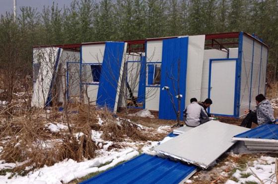 安装活动房屋顶彩钢板图