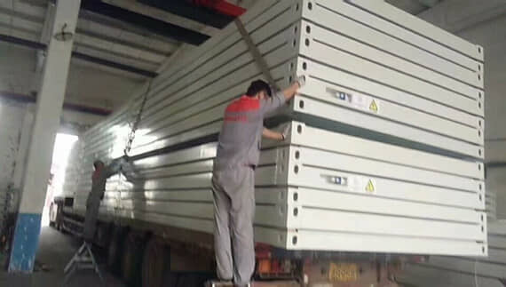 正在装车的打包箱式活动房图