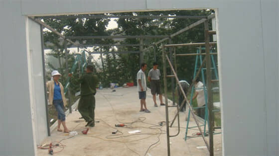 房屋框架外面铺设U型彩钢地槽图