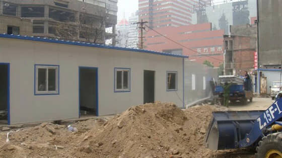 安装师傅安装彩钢房顶板图