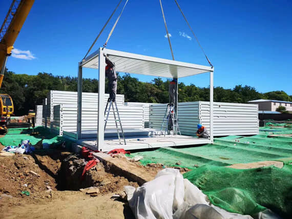 正在安装中的打包箱式活动房图