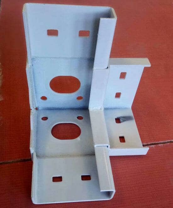 每个吊件为2个大孔，4个中孔，8个小孔