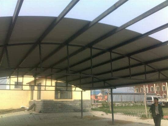 成型后的弧形彩钢顶棚可以有效遮风挡雨