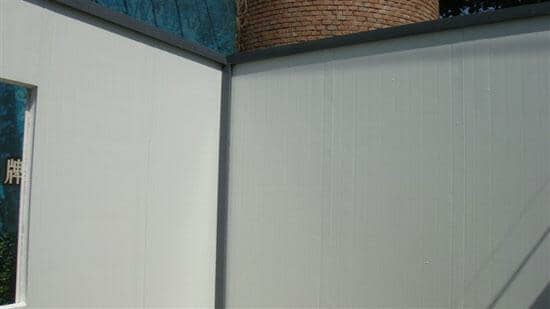 钢架采用防锈灰40*80镀锌方型钢材焊接搭建而成