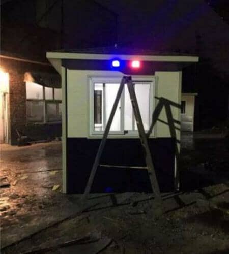 带红蓝双色警灯的活动房图