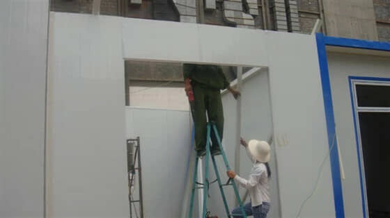 安装彩钢活动房门头板图