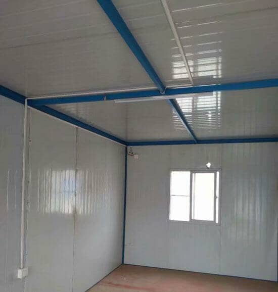 房屋里面设置一个日光灯与两个插座