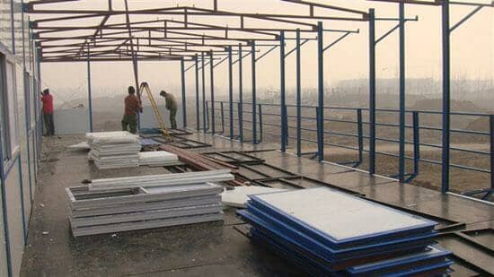 安装屋面多层木地板图