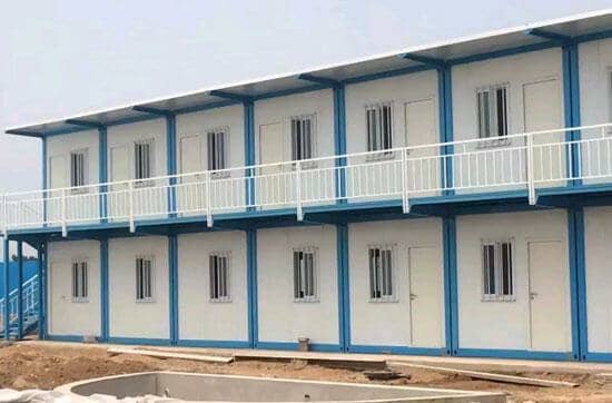 白色的走廊护栏可以有效防护行人的安全