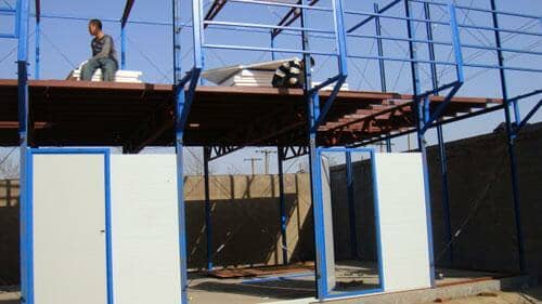 每间房屋标配为两个塑钢窗及一个彩钢板门