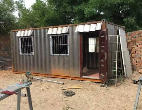 等待喷漆的集装箱活动房