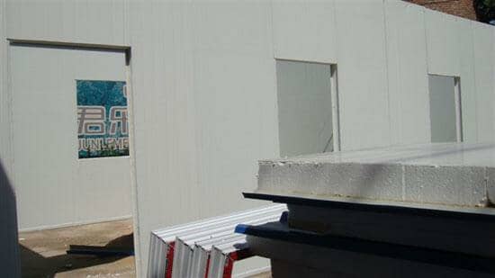 夹心层为100mm的保温层为B级防火建材