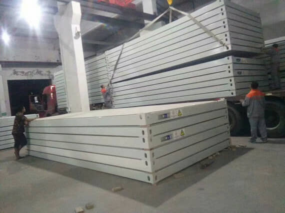 行吊车一次性可以吊装好几个箱房底部与顶部图