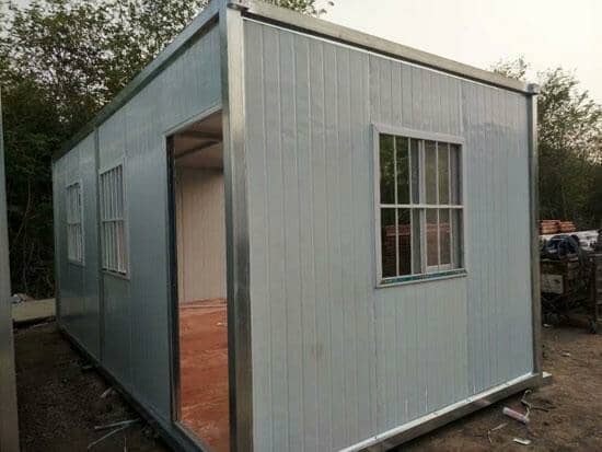 银色框架，白色彩钢板组合的住人集装箱活动房图