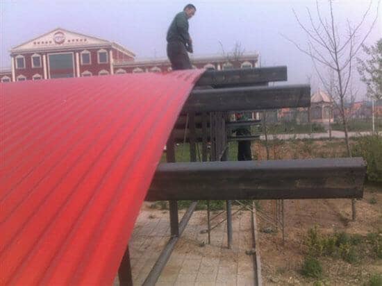 拉萨当雄县弧形彩钢车棚图片案例