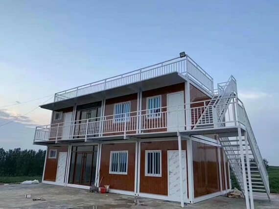 广场上的集装箱活动房