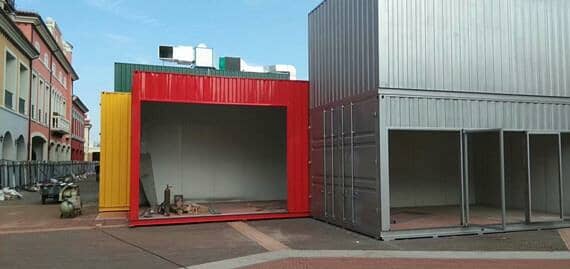 谈固大街夜市惊现集装箱活动房