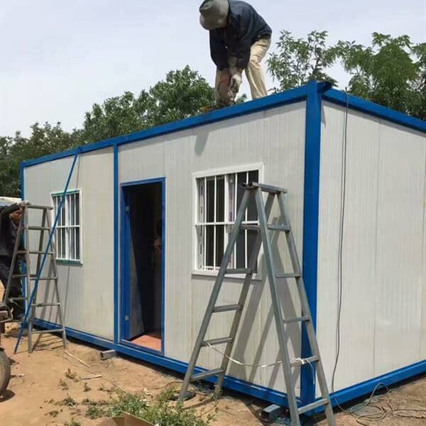 彩钢板住人集装箱活动房室外图