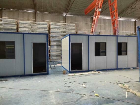 集装箱活动房正面一个门与两个窗户图