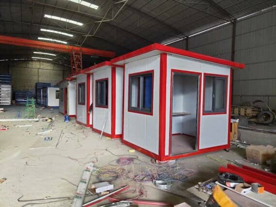 白色的墙面，红色的屋顶彩钢活动房